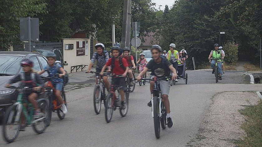 Két keréken a suliba: Vidám hangulatban robogott a törökbálinti Bicibusz az első tanítási héten